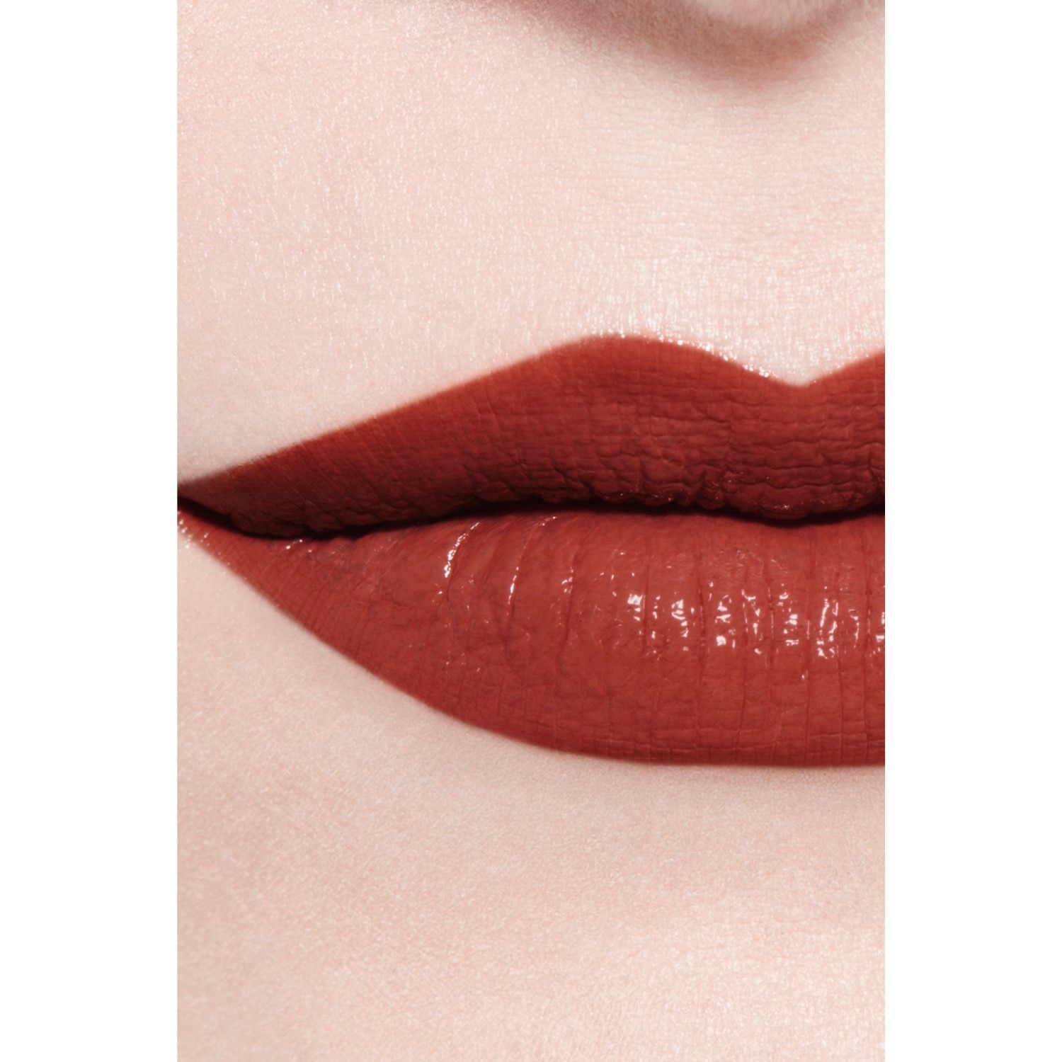 LA BARRA DE LABIOS LÍQUIDA BRILLANTE DE LARGA DURACIÓN